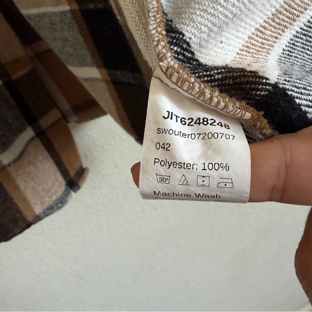 Woman’s Plaid Button-Up shacket size L cozy casual layering chic - Picture 3 of 6